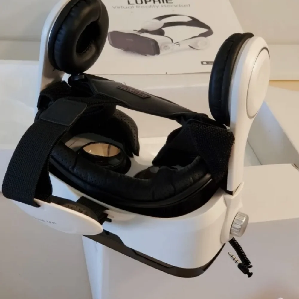 Luphie Virtual Reality 3D VR headset, glasses, new open box. Complete